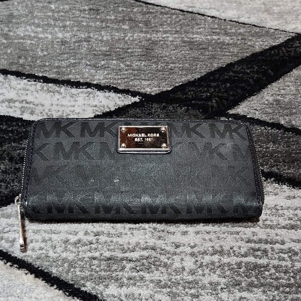 MICHAEL KORS BLACK SIGNATURE MONOGRAM FULL-ZIP WALLET